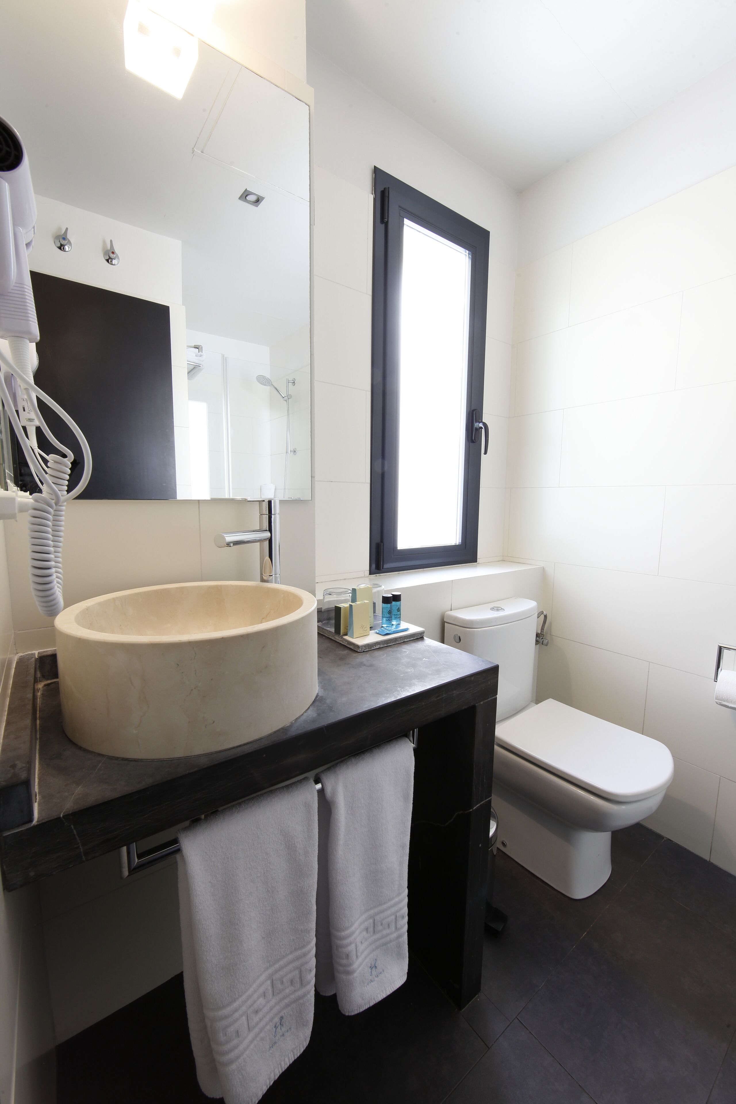 twin room + extra bed | bathroom | free toiletries, hair dryer, towels