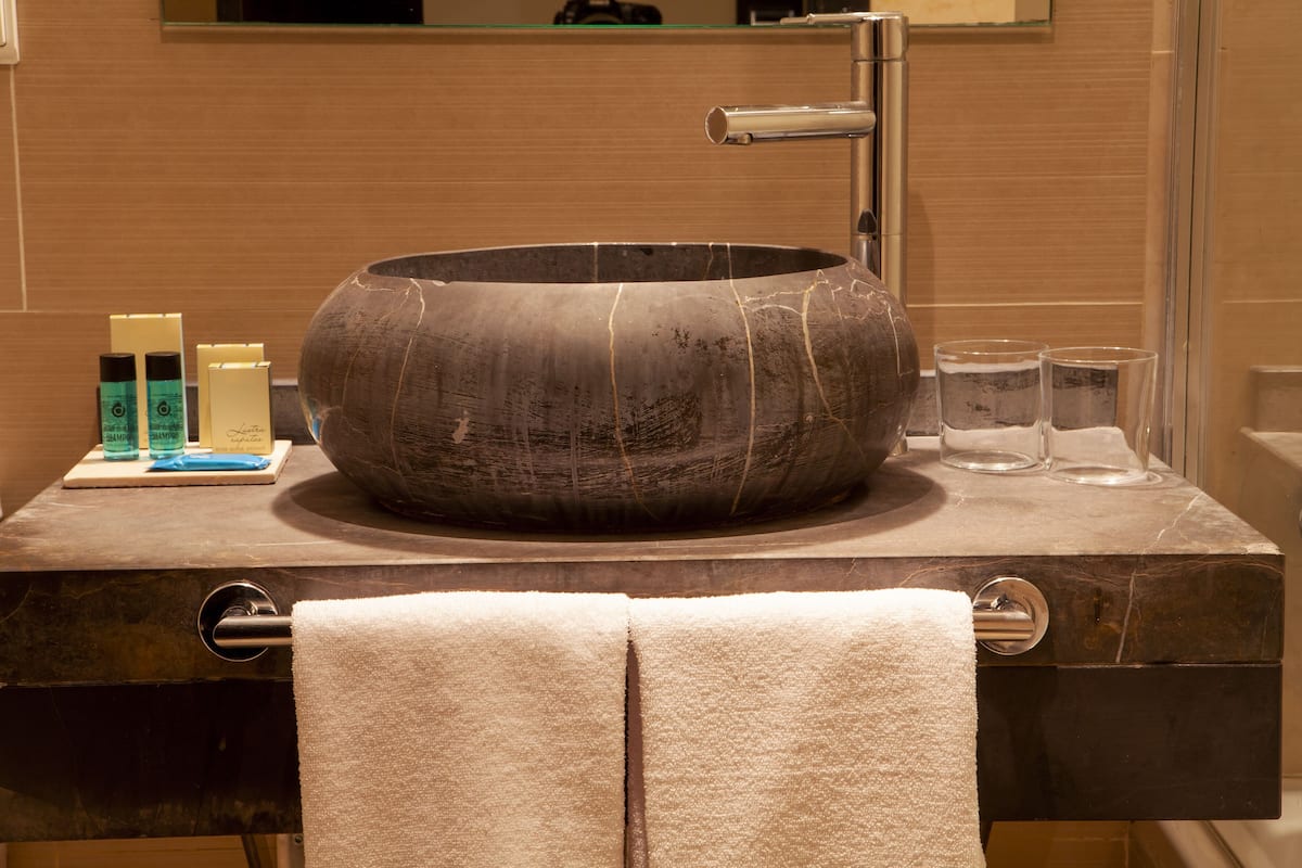 twin room | bathroom | free toiletries, hair dryer, towels