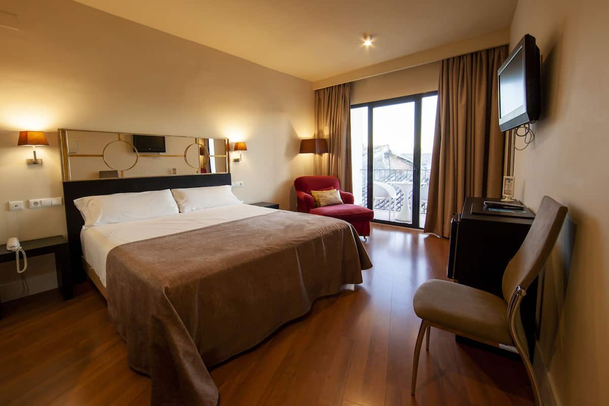 Individually decorated, individually furnished, desk, free WiFi