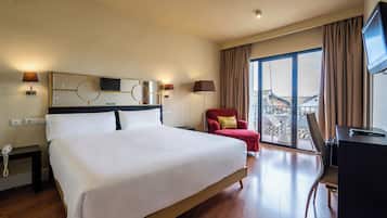 1 habitación, decoración personalizada, muebles diferentes y escritorio