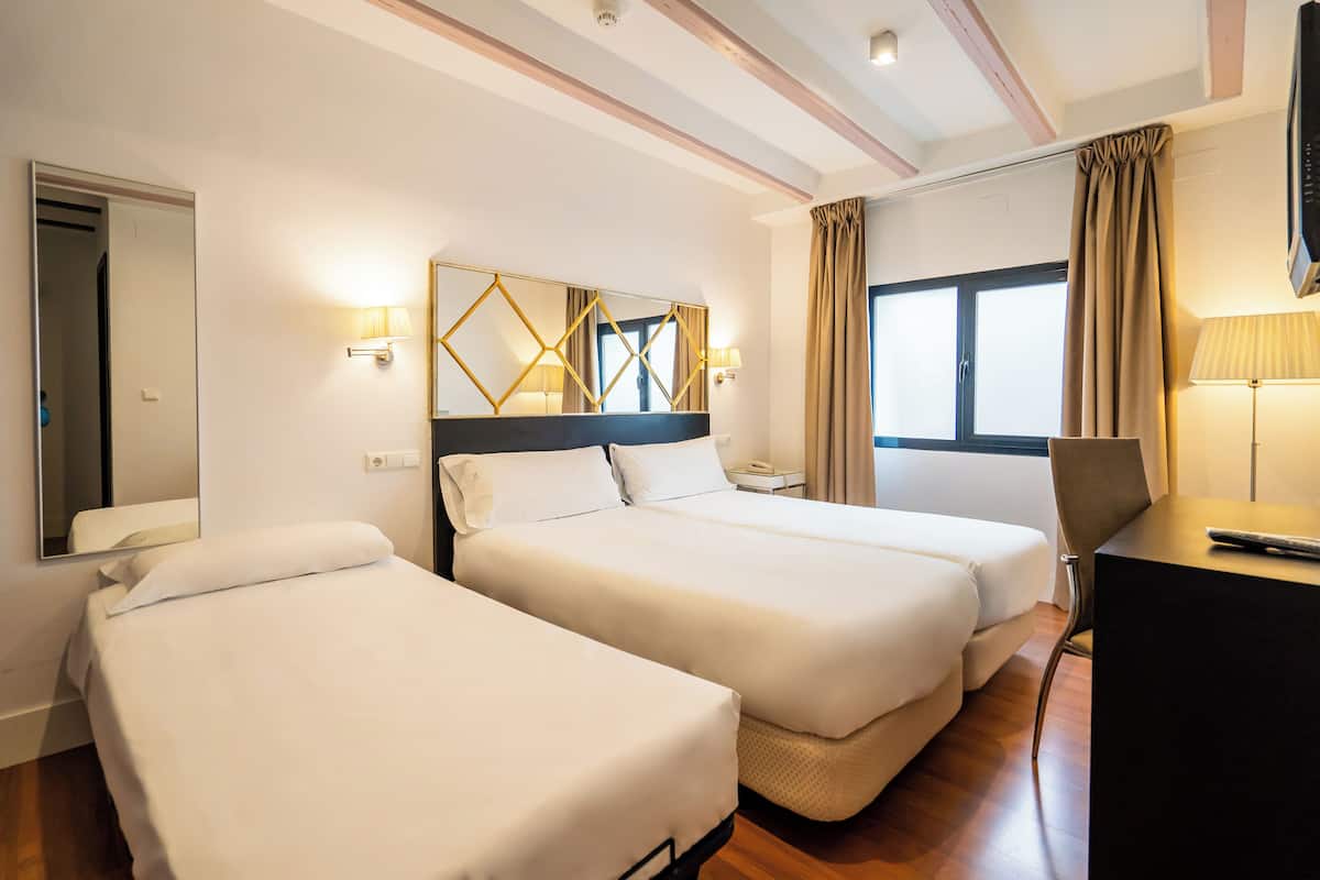 Twin Room + Extra Bed | Bàn, truy cập Internet không dây miễn phí, trang trí khác biệt 
