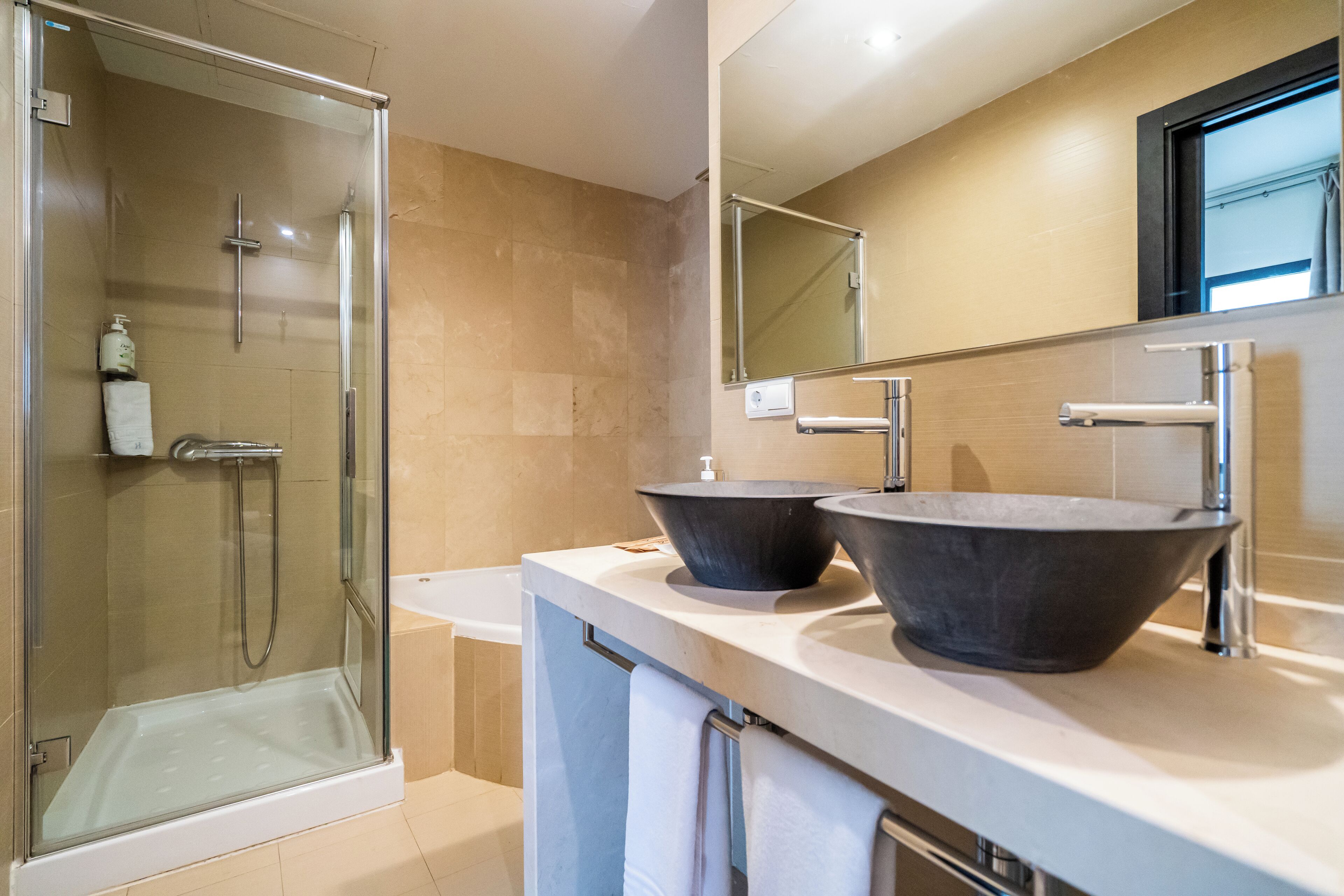 junior suite | bathroom | free toiletries, hair dryer, towels