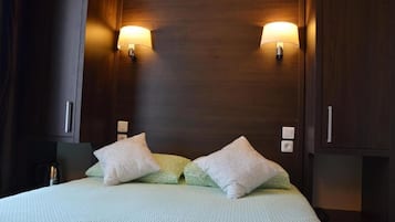 Select Comfort beds, in-room safe, desk, free cribs/infant beds