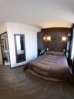 Double Room | Select Comfort beds, in-room safe, desk, free cribs/infant beds