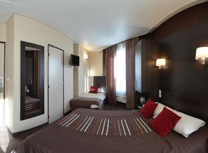 Triple Room | Select Comfort beds, in-room safe, desk, free cribs/infant beds - Hôtel du Parc Even (Malakoff)