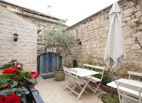 Terrace/patio. Hôtel du Parc Even