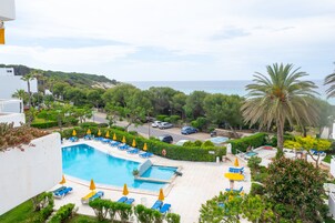 Una playa cerca, sillas reclinables de playa, sombrillas