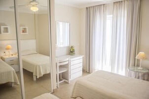 Decoración personalizada, muebles diferentes y escritorio 
