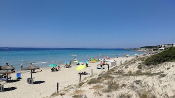 Nära stranden, solstolar och parasoller