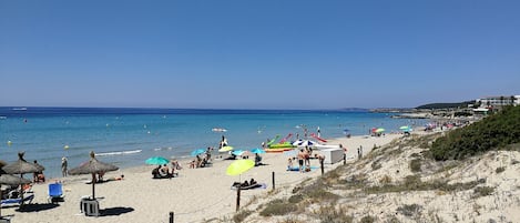 Nära stranden, solstolar och parasoller