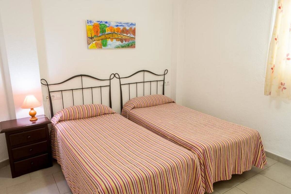 Schreibtisch, Bügeleisen/Bügelbrett, kostenlose Babybetten