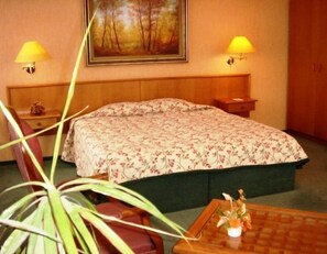 Kamar Double atau Twin Standar | Brankas, tirai kedap cahaya, dan setrika/meja setrika