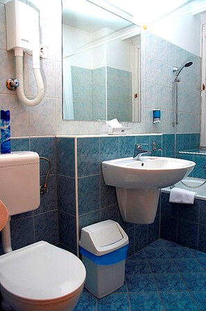 Bañera profunda, secador de pelo, toallas