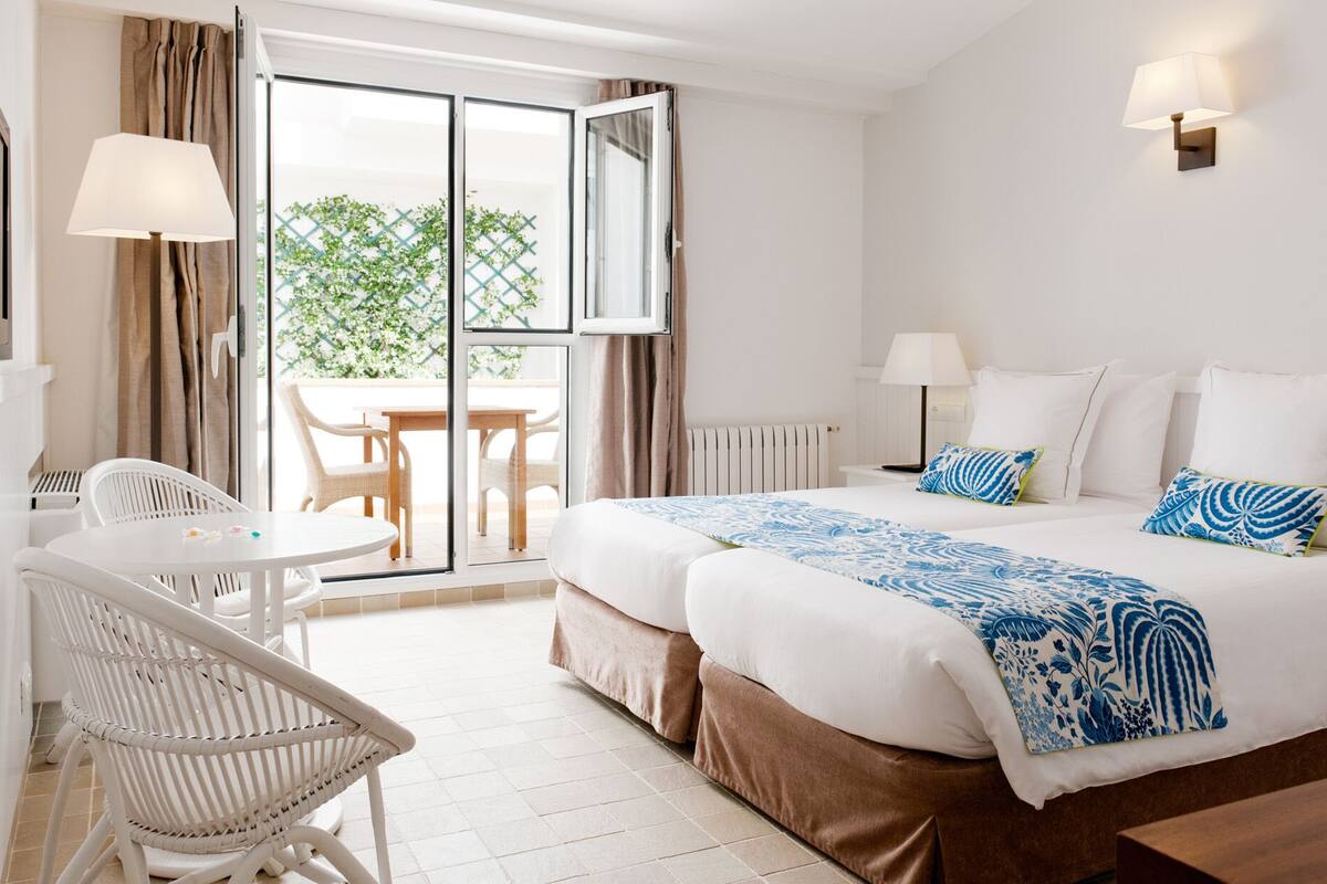 interior room, no view | in-room safe, soundproofing, free wifi, bed sheets