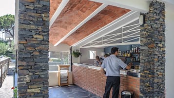 Bar accanto alla piscina