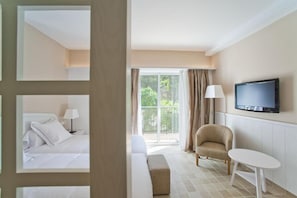 In-room safe, soundproofing, free WiFi, bed sheets