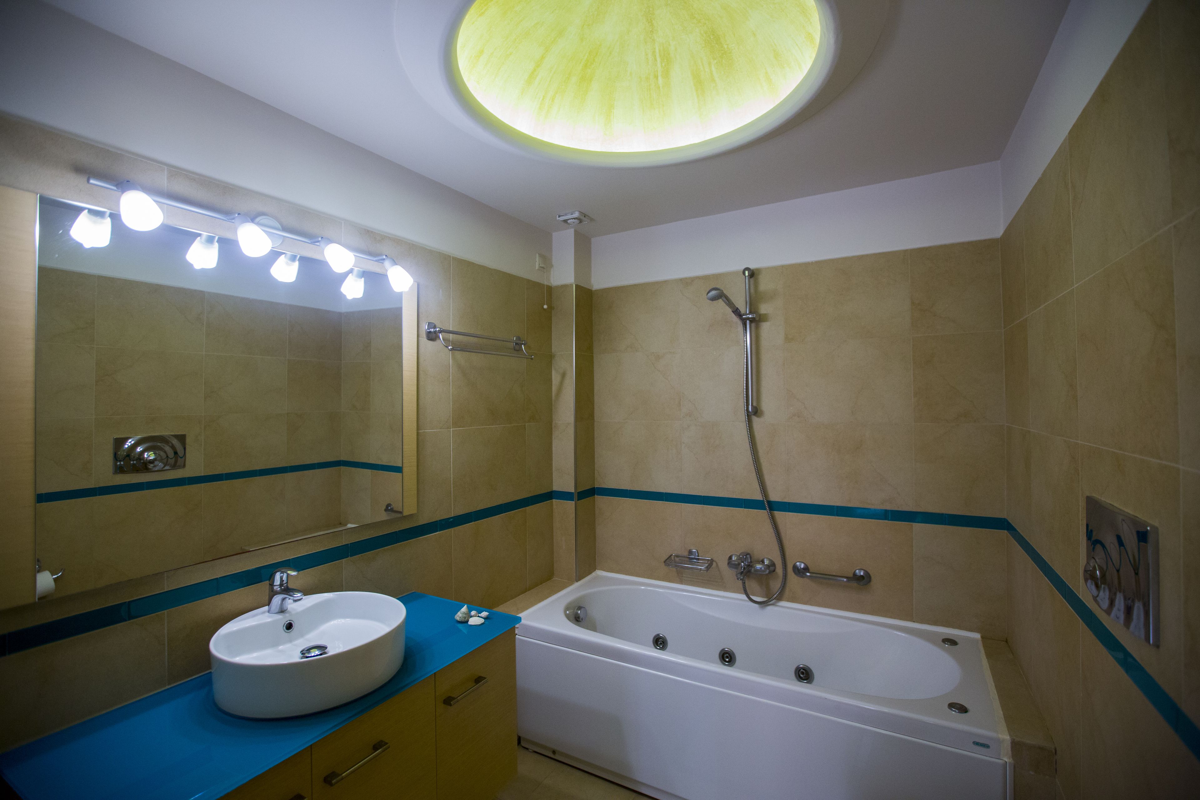 Une salle de bain avec un lavabo, un miroir et une baignoire.