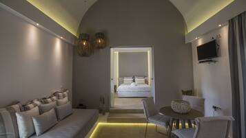 Honeymoon Suite | In-room safe, iron/ironing board, free cribs/infant beds, rollaway beds