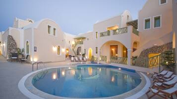 Outdoor pool, pool umbrellas, sun loungers