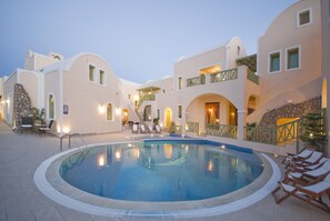 Piscina all'aperto, ombrelloni da piscina, lettini