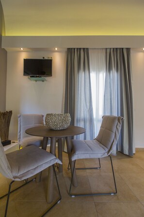 Honeymoon Suite | In-room safe, iron/ironing board, free cribs/infant beds, rollaway beds - Hotel Anassa (Santorini)