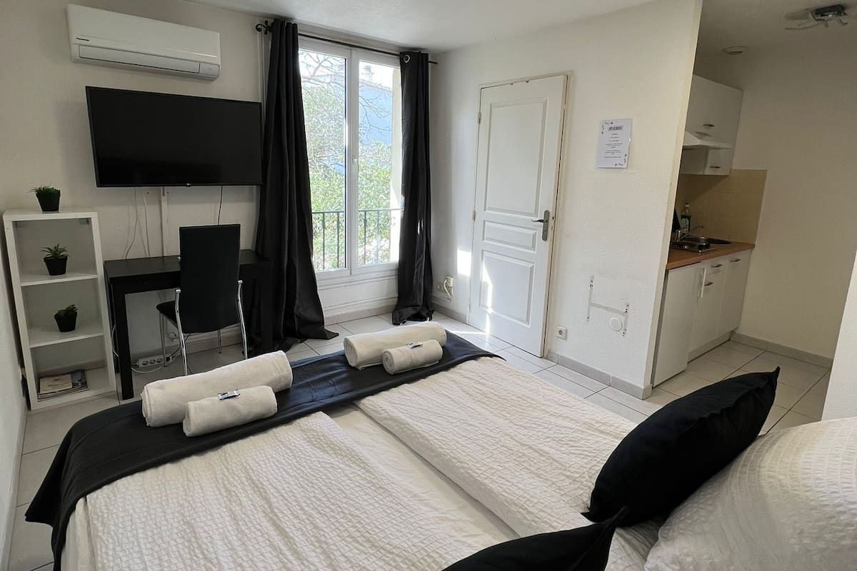 Studio | Iron/ironing board, free WiFi, bed sheets