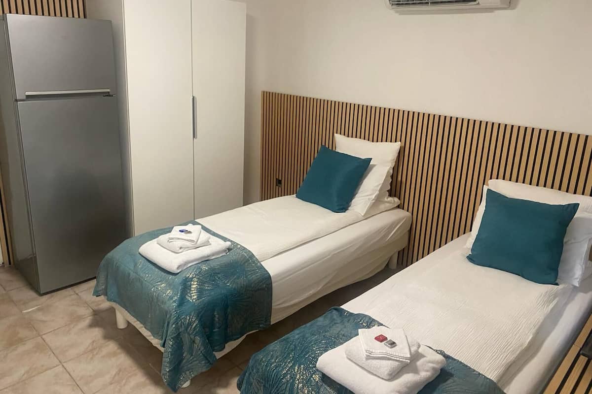 Twin Studio Suite | Iron/ironing board, free WiFi, bed sheets