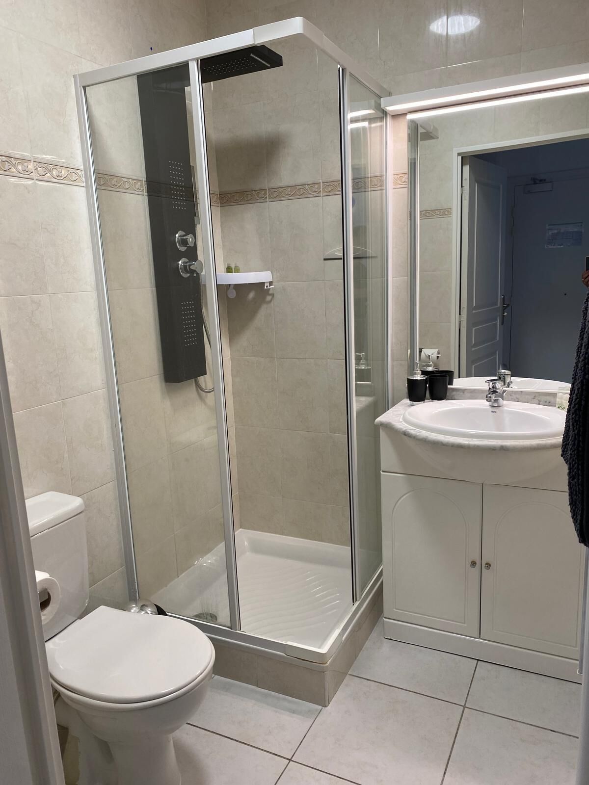 Twin Studio | Bathroom | Shower, rainfall showerhead, free toiletries, hair dryer