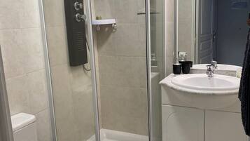 Twin Studio | Bathroom | Shower, rainfall showerhead, free toiletries, hair dryer