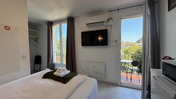 Habitación individual clásica | Tabla de planchar con plancha, wifi gratis y ropa de cama