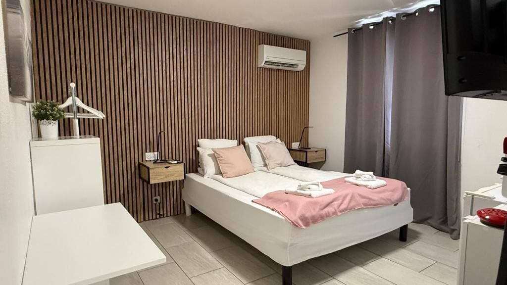 Deluxe Double Room | Iron/ironing board, free WiFi, bed sheets