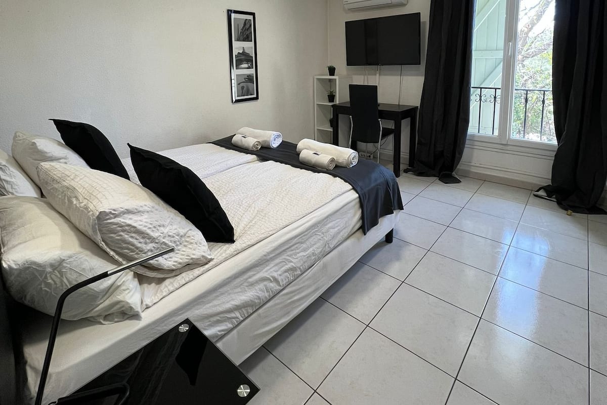 Iron/ironing board, free WiFi, bed sheets