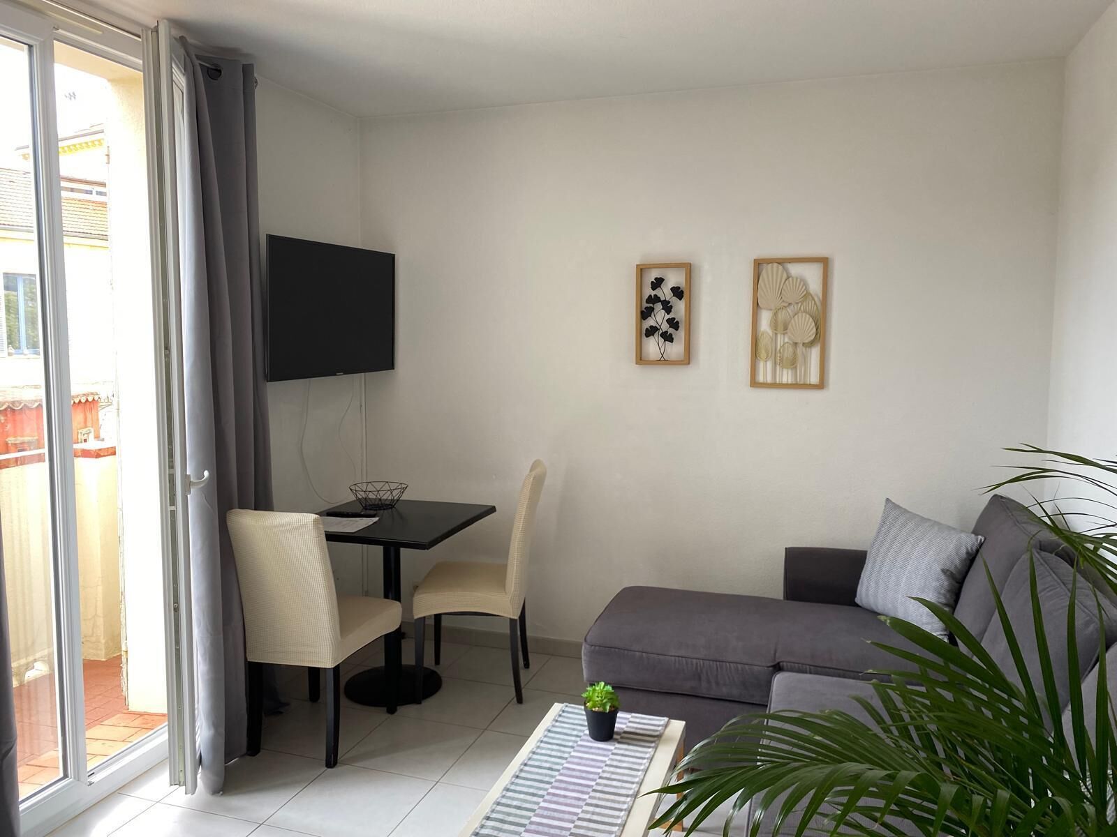 Appartement, balcon | Coin séjour | Télévision de 38 pouces avec chaînes numériques