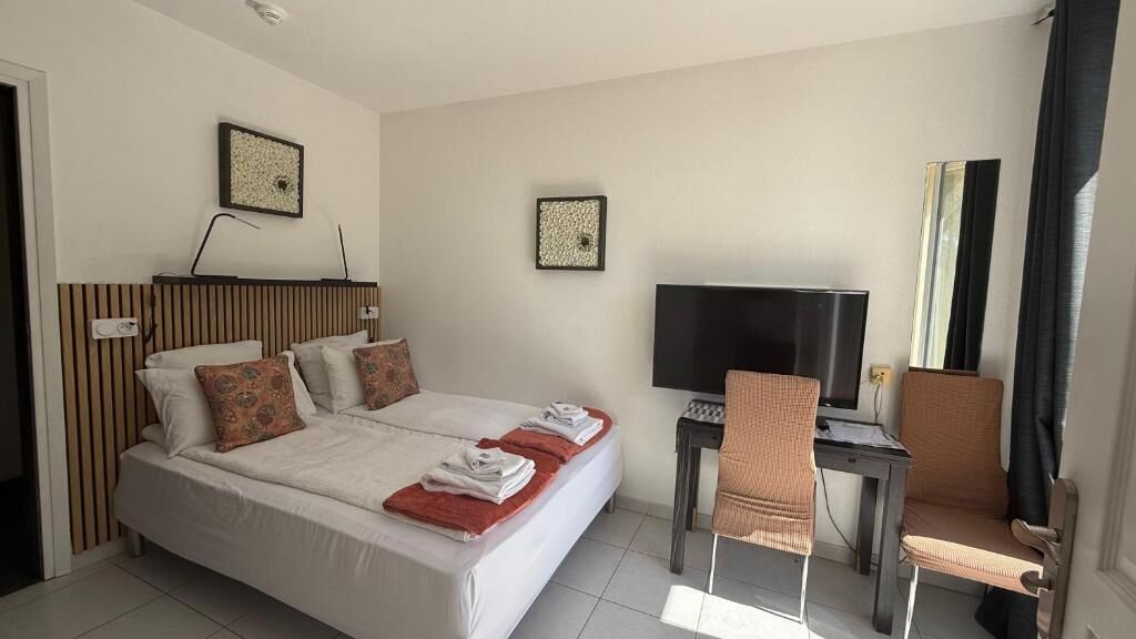 Superior Studio | Iron/ironing board, free WiFi, bed sheets