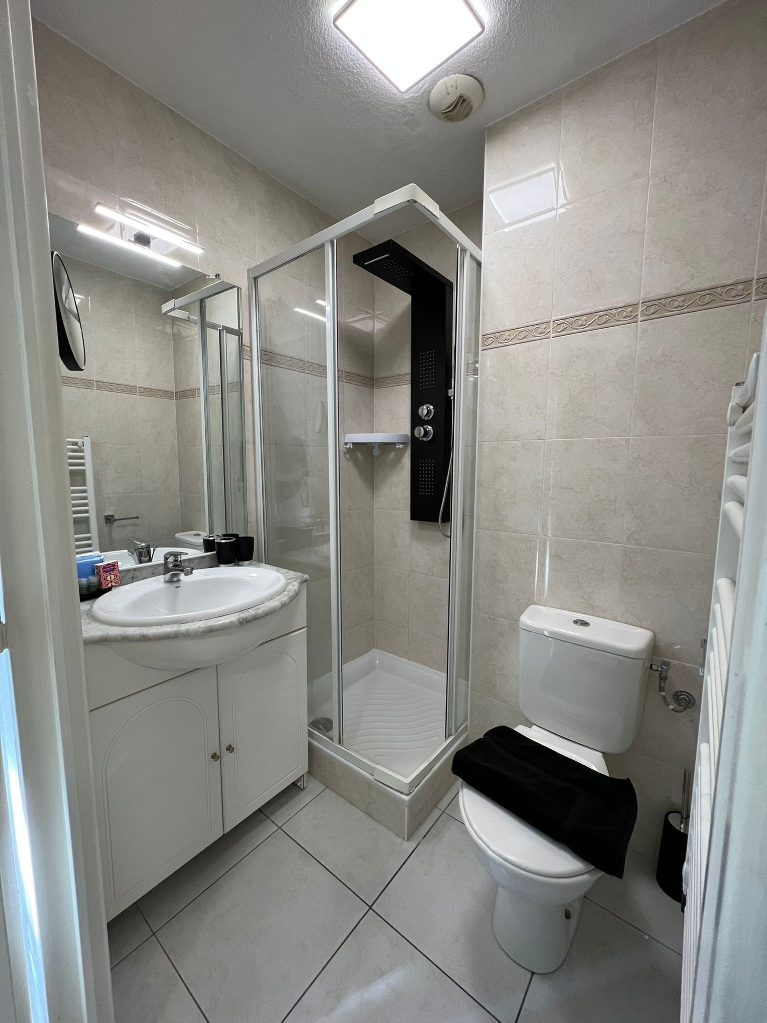 Shower, rainfall showerhead, free toiletries, hair dryer