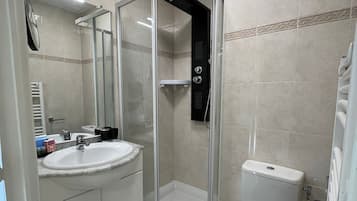 Douche, douche à « effet pluie », articles de toilette gratuits