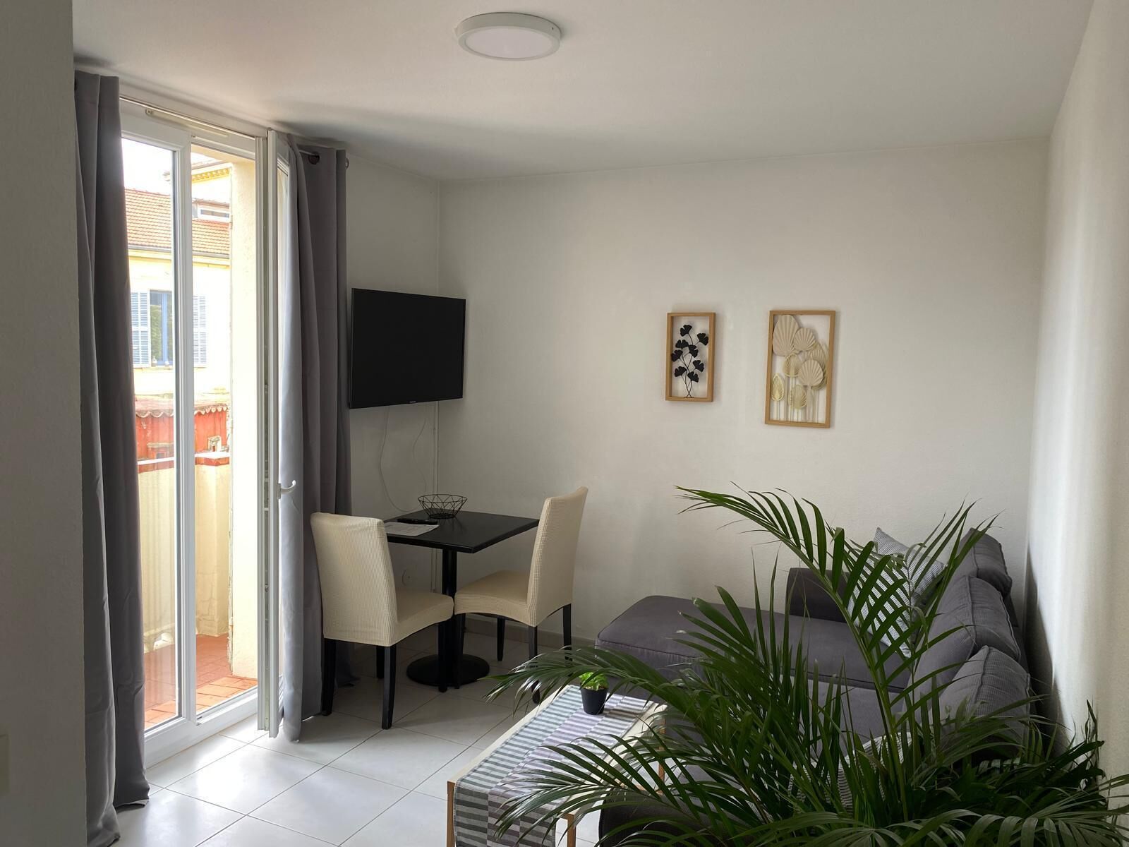 อพาร์ทเมนท์, ระเบียง | บริเวณนั่งเล่น | ทีวี 38 นิ้ว พร้อมช่องดิจิตอล