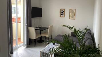 อพาร์ทเมนท์, ระเบียง | บริเวณนั่งเล่น | ทีวี 38 นิ้ว พร้อมช่องดิจิตอล