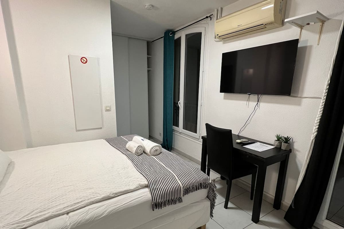Standard Double Room | Iron/ironing board, free WiFi, bed sheets
