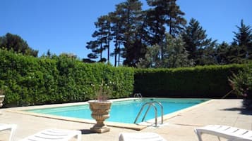 Piscine extérieure (ouverte en saison), chaises longues