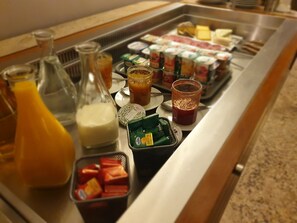 Tägliches Frühstücksbuffet (10 EUR pro Person)