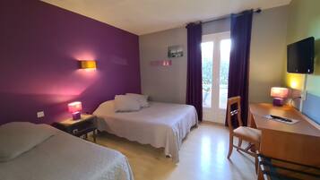 Room | Premium bedding, desk, blackout drapes, soundproofing