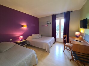 Zimmer | Hochwertige Bettwaren, Schreibtisch, Verdunkelungsvorhänge