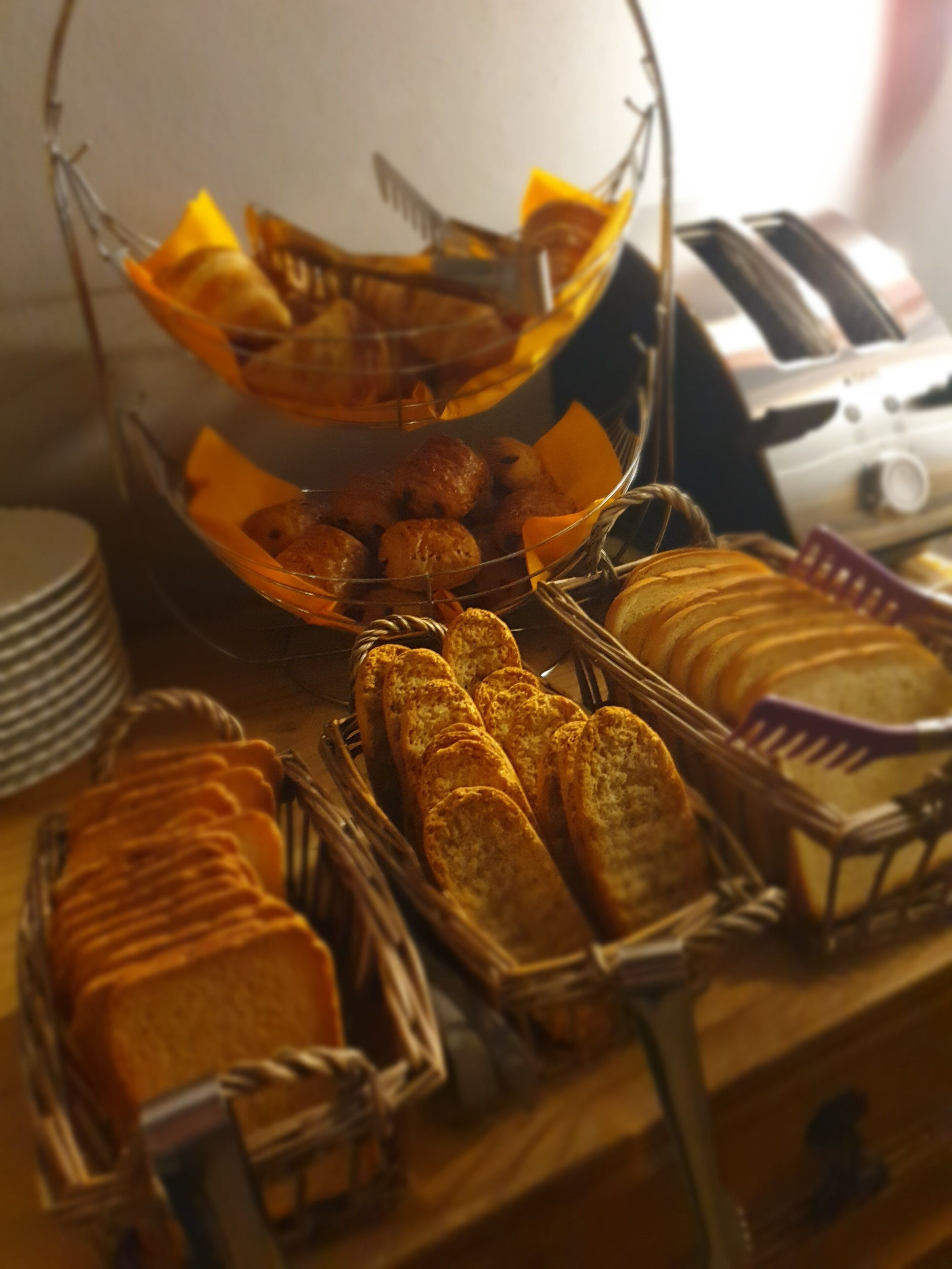 Une table de buffet proposant une variété de pains et de viennoiseries.