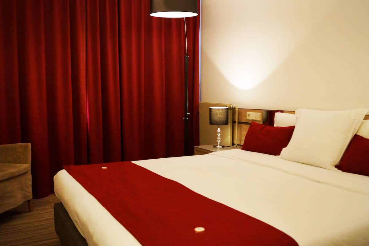 Minibar, coffres-forts dans les chambres, bureau, rideaux occultants