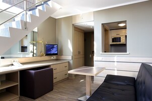 Quarto casal standard de uso individual | Área de estar | TV