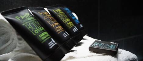 Artigos de higiene pessoal, incluindo loção corporal, shampoo para cabelo, gel de banho e sabonete.
