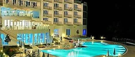 Piscine couverte, piscine extérieure