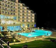 Una piscina techada, una piscina al aire libre