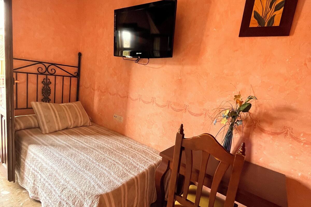 Single Room | Premium bedding, Select Comfort beds, desk, WiFi (free)